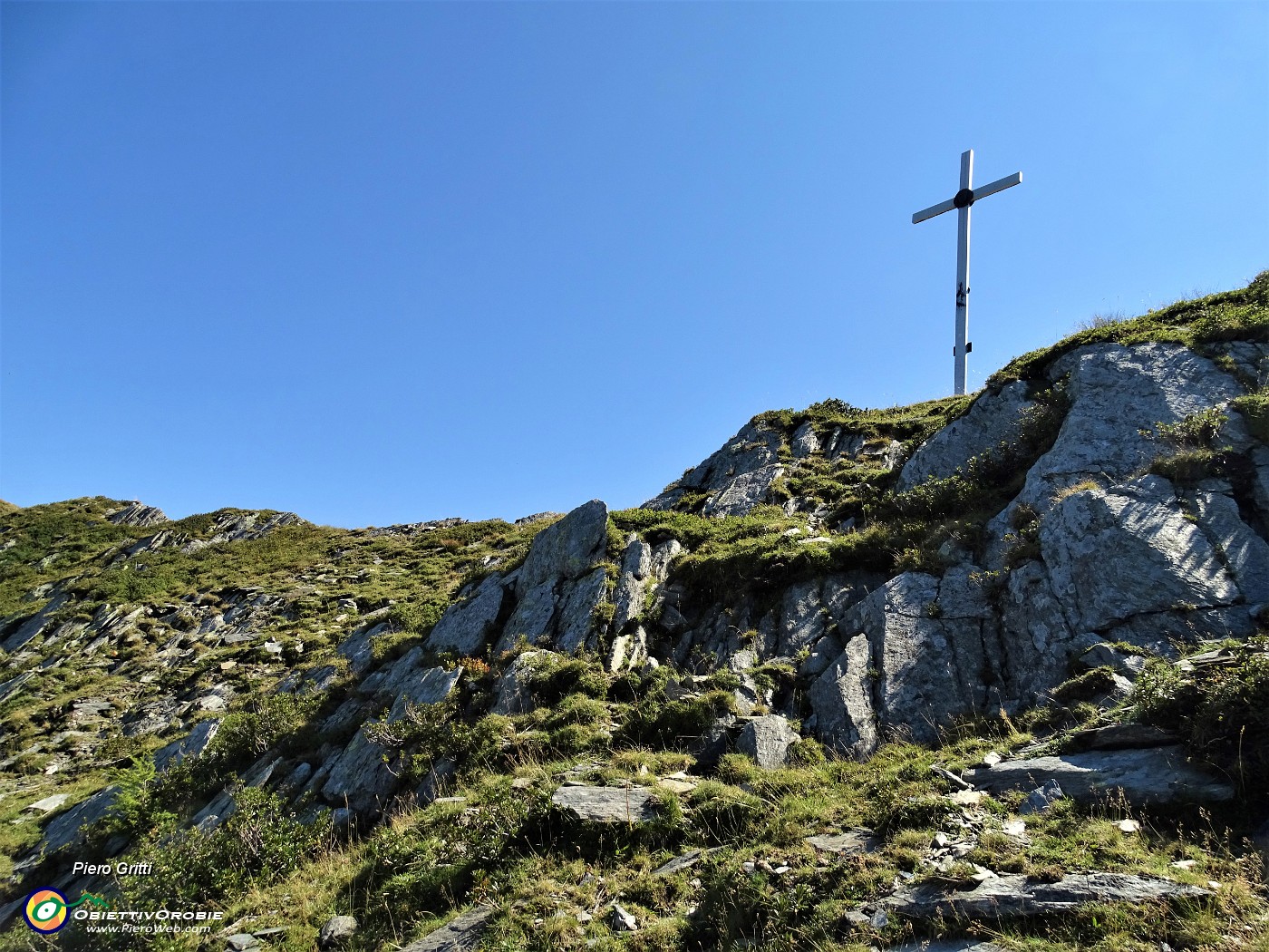 63 Ormai risaliti alla croce del Passo di Tartano (2108 m).JPG -                                